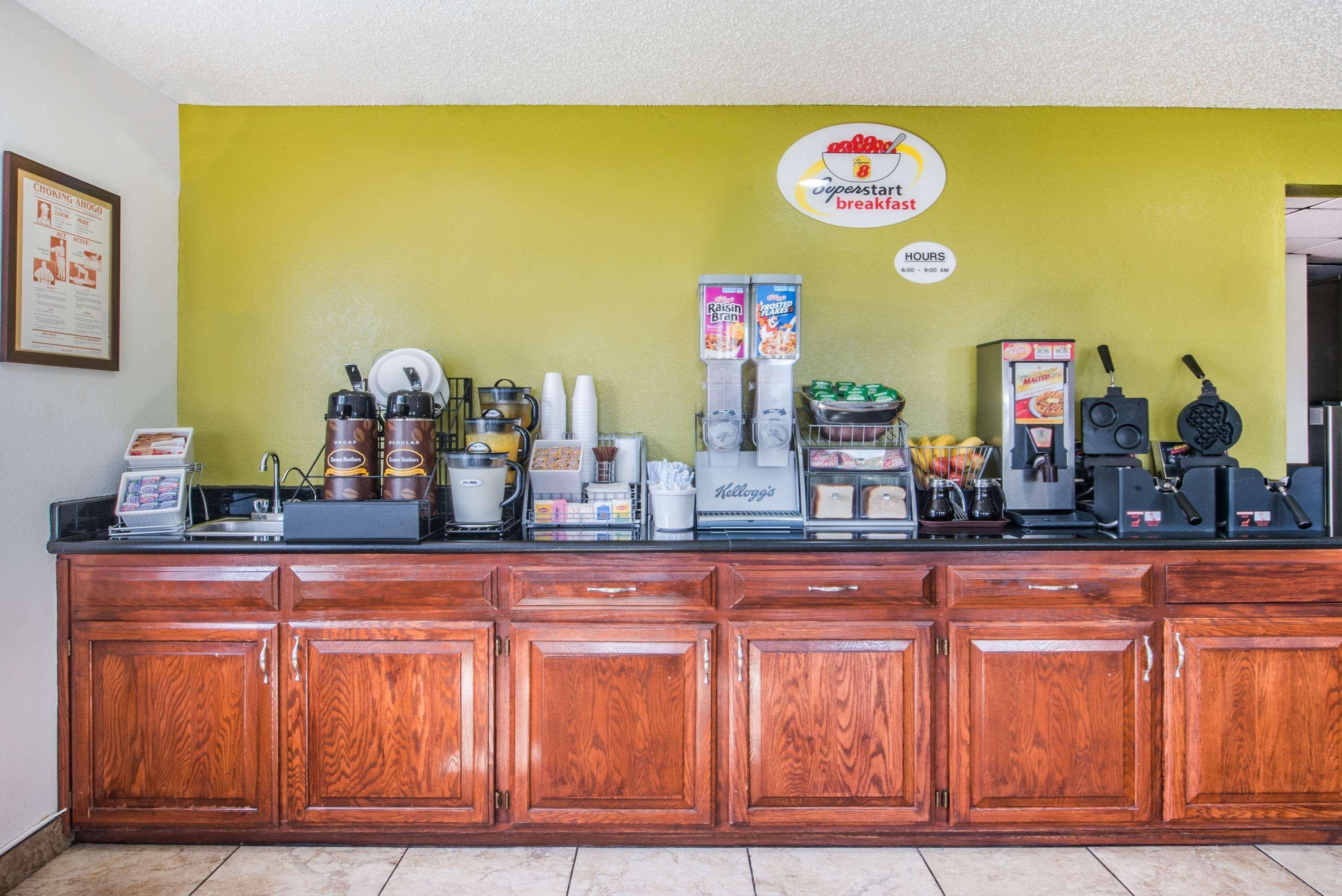 Super 8 by Wyndham Harlingen TX Hotel Eksteriør billede